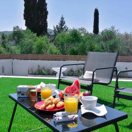 Villa Bratou Terra Sleeps 2 with Garden