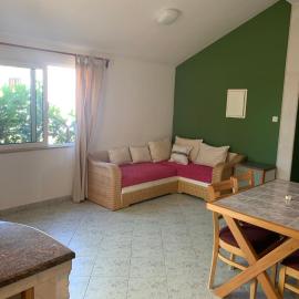 Garden bungalow by the Sea, Hotel in Podgora