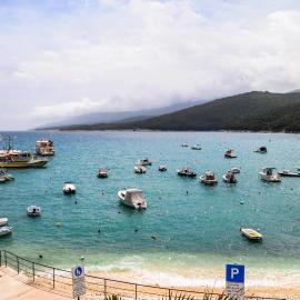 Apartman Gulliver in the center, 10 meters from the sea with private parking in natural shade