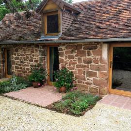 Countryside tiny house near Chateau de Hautefort, hotel u gradu 'Boisseuilh'