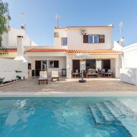 Modern Algarve Villa with Heated Pool and Beach Access