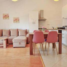 Apartment Nora near the beach