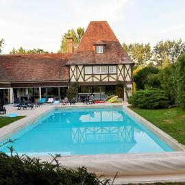 Appartement à la campagne avec piscine, Hotel in Durtal
