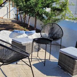 Family House with Garden 3 min to Beach, hotel a Methana