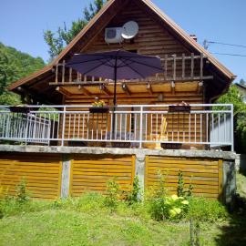 Brvnara Pliva 20m jezero rostilj Relax in Nature, hotel u gradu Jajce