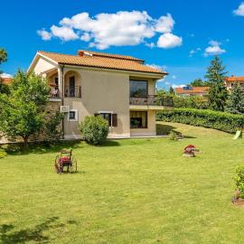 Sweet, hotel in Marinići