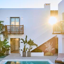Adorno Beach Hotel and Suites, hotel v destinácii Ornos