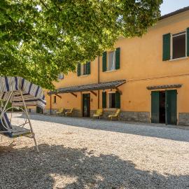 Podere Terrerosse con piscina nell'entroterra di Rimini، فندق في ريميني