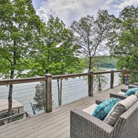 Inviting Family Abode w/ Dock on Norris Lake!, hotel i Caryville