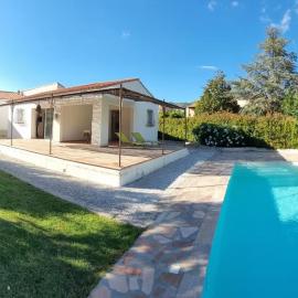Maisonnette indépendante pour 2 Villa Garlaban Gemenos 4 étoiles، فندق في غيمينوس