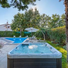 Villa Martimar with pool and hot tub in Istria, hotel a Rošini