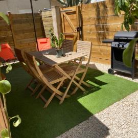 Petite Maison en ville avec jardin proche des plages, Hotel in Toulon