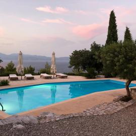 Villa with swimming pool and tennis/basketball court, hotel em Theológos