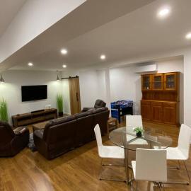 Spacious, Contemporary and Self-Contained with Beautiful Views, hotel i Kingston