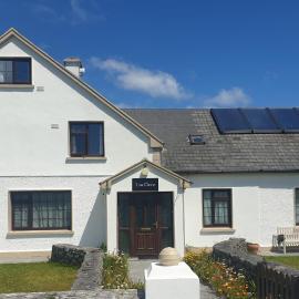 Lios Éinne House Accommodation, hotell i Inisheer