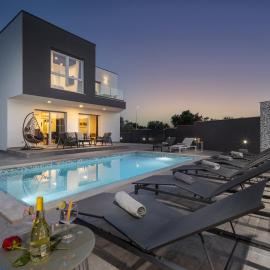 Vila VIKS, Hotel in Galižana