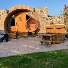 Cosy escape heated luxury pod with hot tub – hotel w mieście Sheerness
