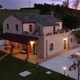 Casa Montefiore 13 Girasoli LT nella tranquilla campagna Marchigiana