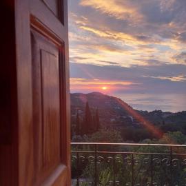 Μπαλκόνι του Αιγαίου father's house in Kimi