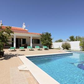 Villa Monte Bixo - Free WIFI . Swimmning Pool - BY BEDZY, hotel a Assumadas