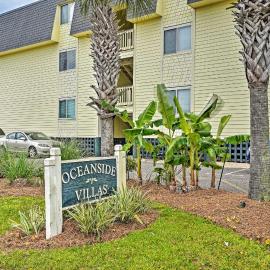Walk to Beach: Isle of Palms Condo w/ Pool Access!, hotel in Isle of Palms