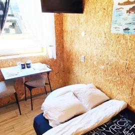 SUB HEL. Budżetowe pokoje w domu z basenem. Wokół domu tylko natura. Balkon zbyteczny., hotel em Hel