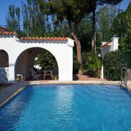 Viesnīca R94 Chalet con piscina privada 20m de la playa Calafell pilsētā Kalafelja