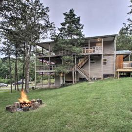 Lakeside Blue Eye Escape w/ Game Room & Hot Tub!, hotel sa Blue Eye