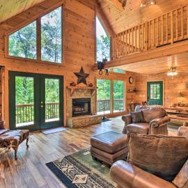 Dreamy Ellijay Resort Cabin w/ Game Room & Decks!, hotel u gradu Elidžej