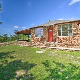 Enchanting Hilltop Cottage in Medicine Park!