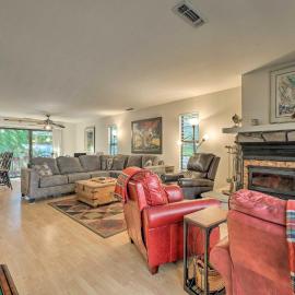 Pine Mountain Lake Haven w/ Spacious Deck!, hotel in Groveland