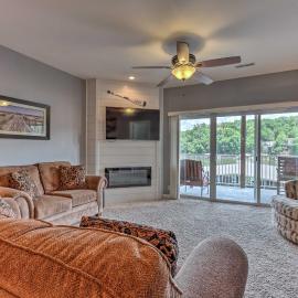 Lake & Poolside Fun! Water-View Camdenton Condo, hotel a Camdenton