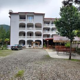 Beliy Dom, Hotel in Kwariati