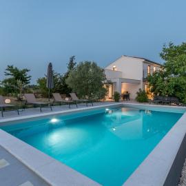 Villa Blackwood ZadarVillas، فندق في Crno