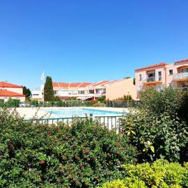 Appartement La pinède - Tout Confort - Piscine de saison - 2 chambres - Proche plage et Commerces, hotel a Le Barcarès