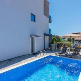 Apartment Vedran with Pool