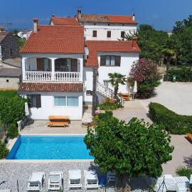 Apartments Ella, hotel in Poreč