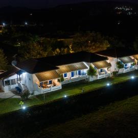 Blue Houses Apartments: Finikounta şehrinde bir otel
