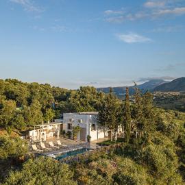 MariAndry Villa, Secluded Retreat with Pool, BBQ & HotTub, By ThinkVilla
