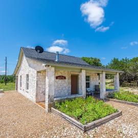 Appian Way Celtic Cottage, hotel in Fredericksburg
