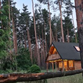 Pod Czarnym Dzięciołem - dom z widokiem i prywatną balią, хотел в Mazówki