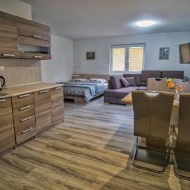 BIKE apartments 3, hotel in Hodruša