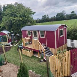 The Feathers Shepherds Hut, hotell i Áth Eascrach