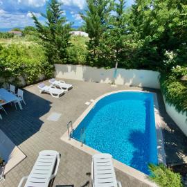 Private pool and Mediterranean garden apt Mia