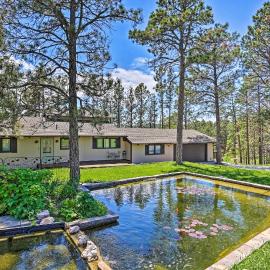 Rustic Black Hills Retreat w/ Expansive Views, hotel in Rapid City