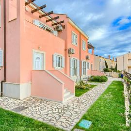 Medulin Luxury Apartments with beautiful garden 100 m from beach