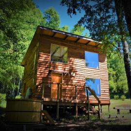Villarrica में, होटल Proyecto COYAM, cabañas lofts, tinas privadas, sendero por el bosque