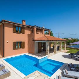 Villa Gloria, villa with heated pool, hotel em Kavran