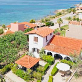 Beach House apartment โรงแรมในVathí