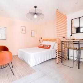 Studio de charme - calme, discret & cosy - 3' RER, hotel in Évry-les-Châteaux